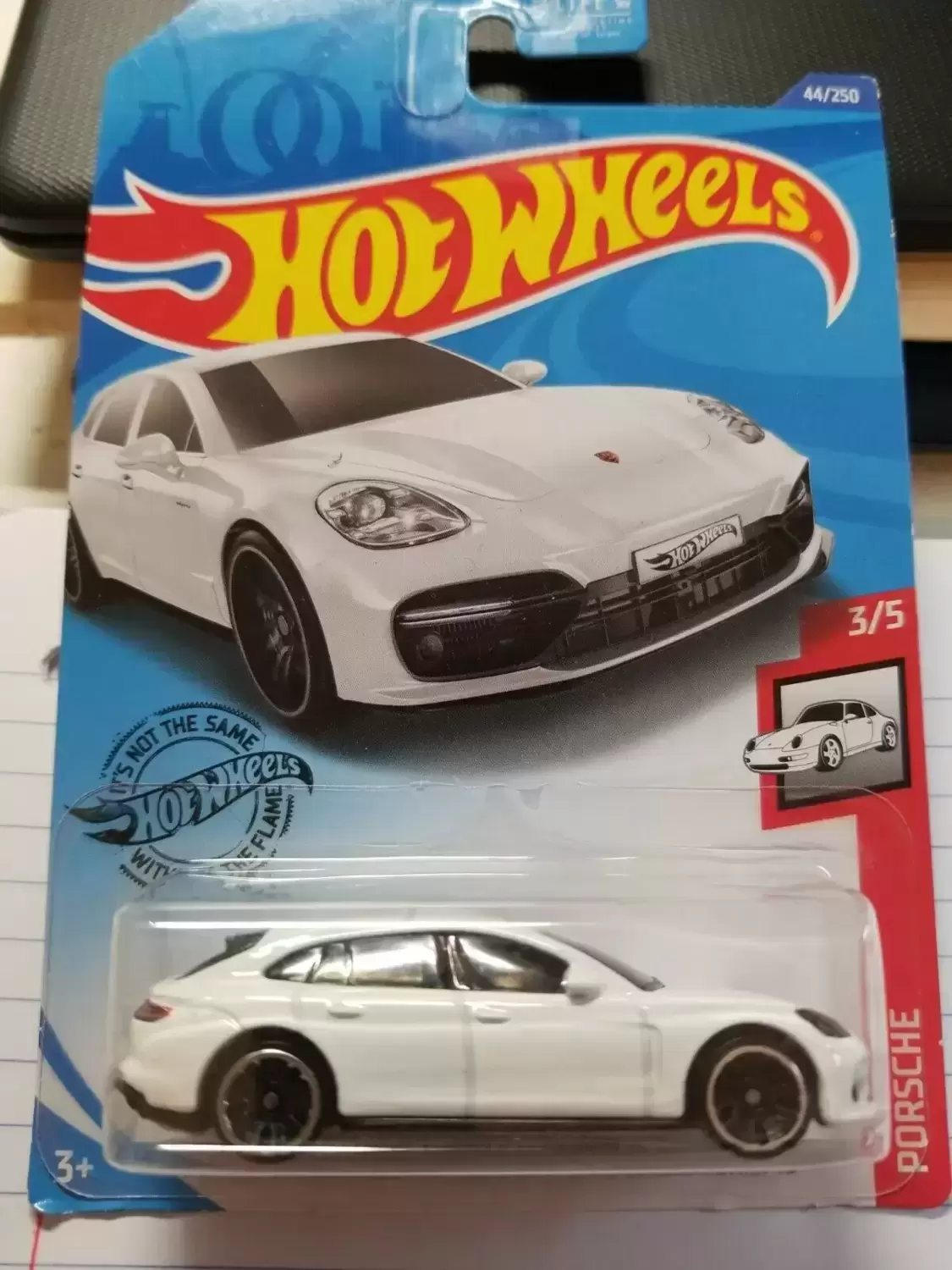 Mainline Hot Wheels - Hot Wheels Mainline 44/250 Porsche Panamera Turbo 5E-Hybrid Sport Turismo Porsche 3/5 GHD20-D9COB Asst. L2593